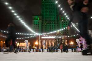 Oświetlenie lodowiska przed pałacem kultury PKIN w Warszawie