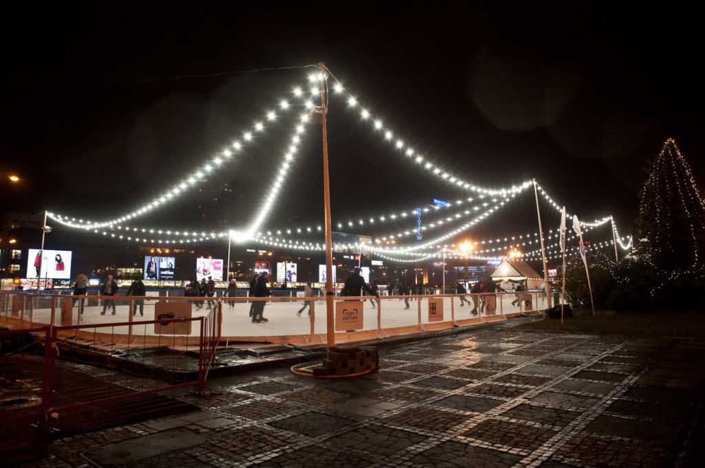 Nowoczesne oświetlenie LED nad lodowiskiem